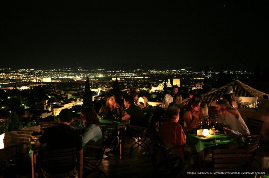 Granada Albaicín: 2.5-Hour Tapas & Drinks Walking Tour - The Night Flow: Bars, Drinks, and a Possible Discoteca Stop