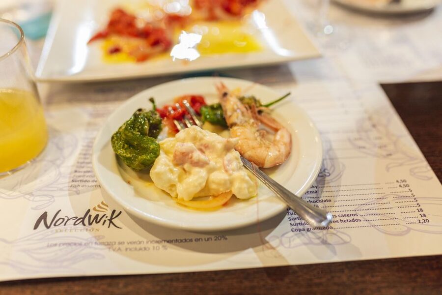 Granada: Tapas Crawl - Stop 1: Beer, Wine, Tapas at the first bar (40 minutes)