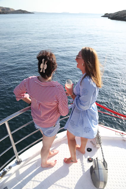 Ibiza: Scenic Cruise with Tapas and Drinks - Drinks and Tapas: Cava, Sangria, and an Easy Ibiza Mood