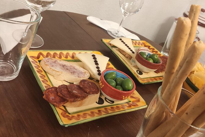 Indulge in Cordoba: Local Wines & Tapas Tasting - Why the Small Group Setup (Max 7) Feels So Local