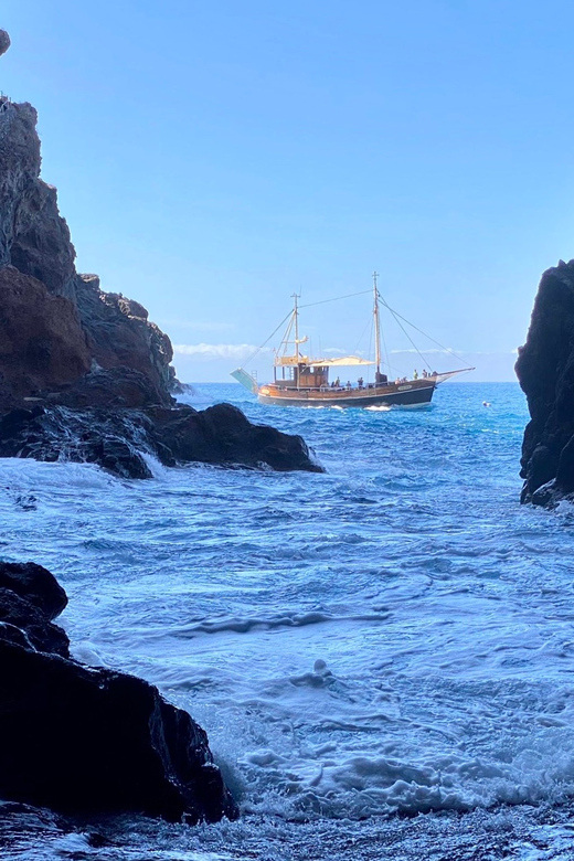 La Palma: 4-Hour Coastline Cruise with Tapas and Barbecue - Checking In at OceanExplorer Tazacorte and Getting Ready to Sail