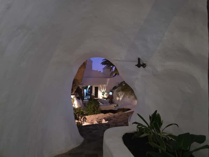 Lanzarote: Evening Tapas, Winery & Lagomar Experience - Lagomar at night: Museo Lagomar, cava, and that starry feeling