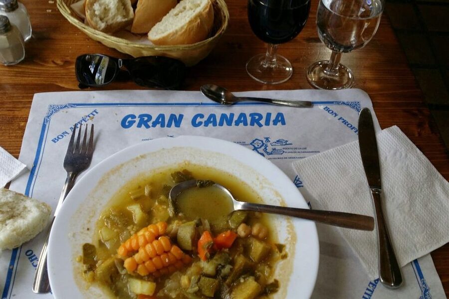 Las Palmas: Tapas and Drinks in the Beauty of the Old City - Logistics That Actually Matter: Getting There and Keeping It Easy