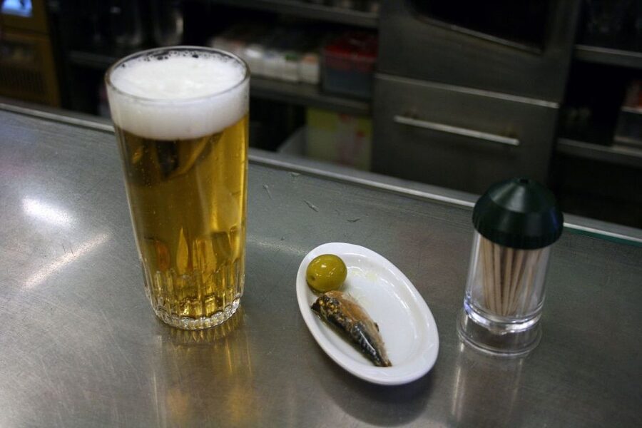 Las Palmas: Tapas and Drinks in the Beauty of the Old City - Stop One: The First Local Bar (Where You Start Eating for Real)