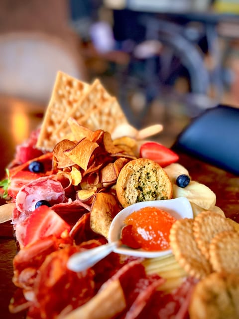 Lisbon: Premium Wine and Tapas Tasting Session - How the sommelier shapes your 5-wine lineup