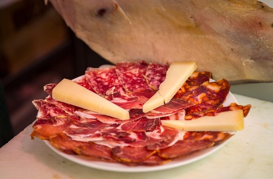 Madrid: Authentic Tapas Evening Tour with a side of History - Key things you’ll notice right away