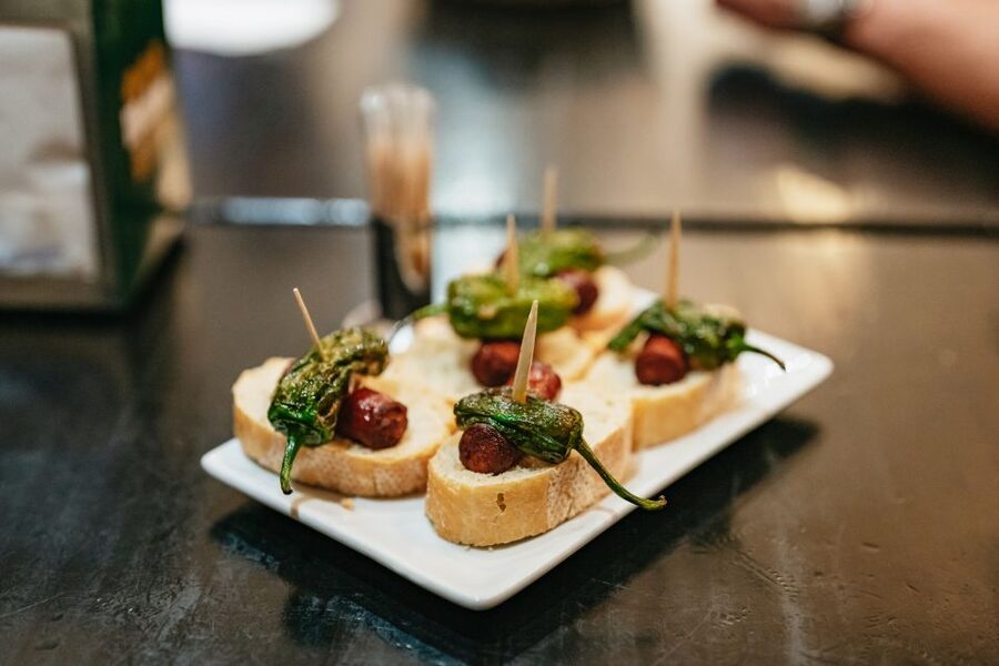 Madrid: Food & Wine Tour with 10 Tapas & 4 Drinks Included - Meeting point at Alonso Cano and how to arrive ready