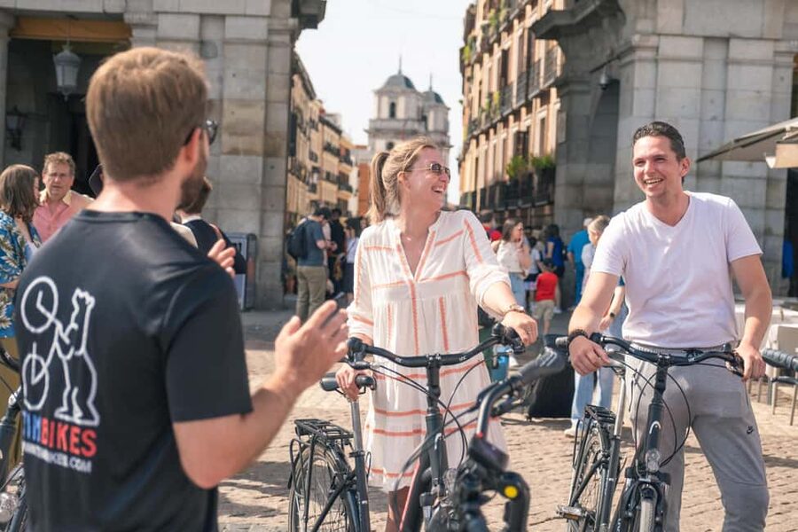 Madrid: Highlights Bike Tour with Optional E-Bike or Tapas - The route strategy: how you avoid the nastiest traffic moments