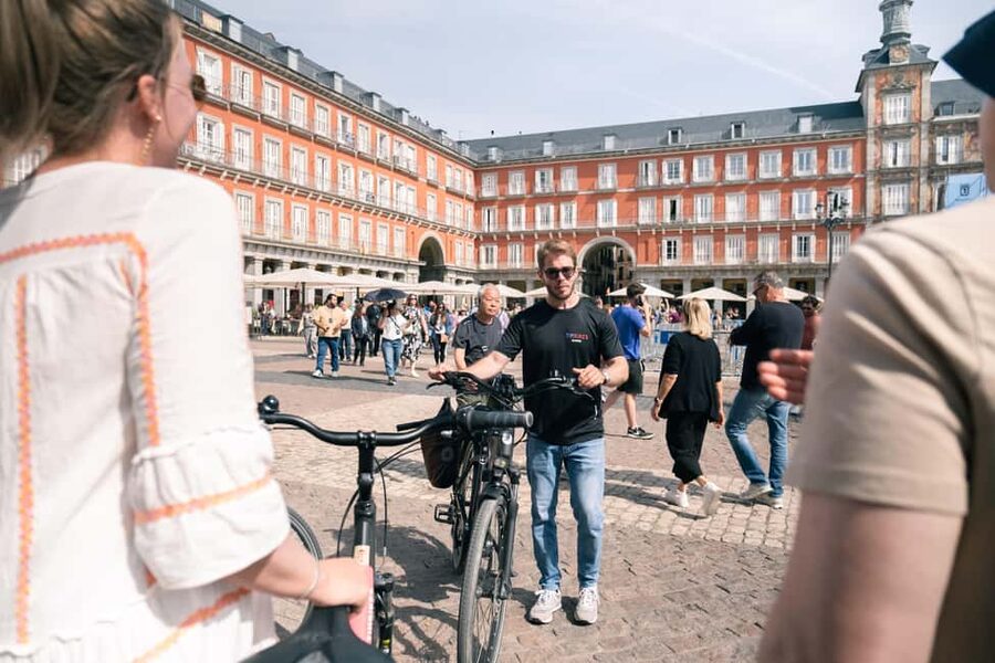 Madrid: Highlights Bike Tour with Optional E-Bike or Tapas - Plaza de Oriente: where the Royal vibes start