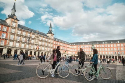 Madrid: Highlights Guided Vintage Bike Tour and Tapas Option - Getting going: where you meet and what you’re given