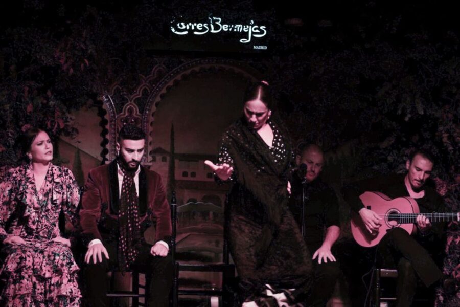 Madrid: Royal Palace Tour, Flamenco Show, & Tapas with Drink - Guides, language, and group pace: what to listen for