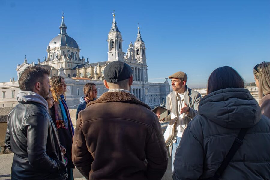Madrid's Iconic Tapas, Taverns & History Experience - Starting at Calle de Arrieta: Where You’ll Meet and What to Look For