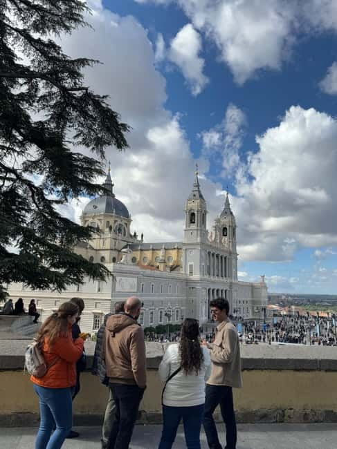 Madrid: Small Group Tour with Tapas & Drinks - Entering Madrid’s food-and-sight rhythm near Lope de Vega