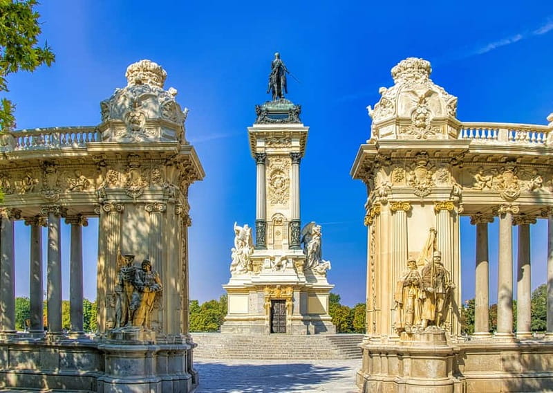 Madrid: Small Group Tour with Tapas & Drinks - Royal Palace and Plaza de Oriente: a strong finish for your photos