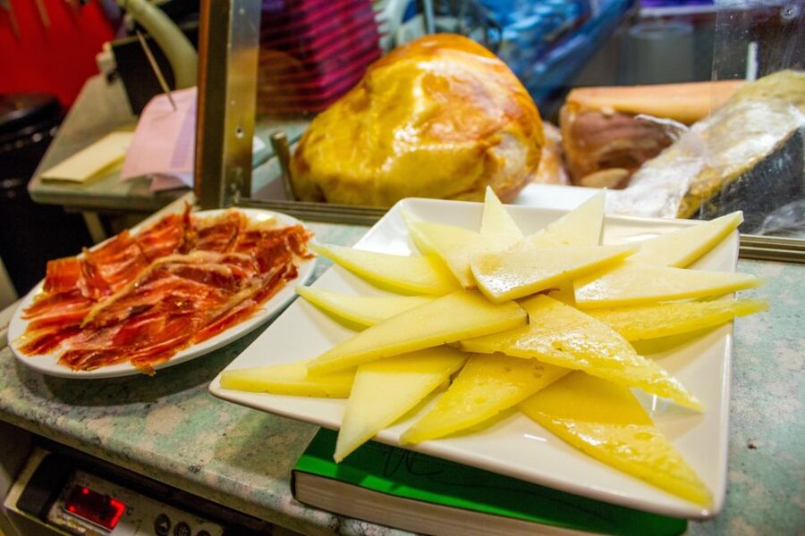 Madrid: Tapas & Wine Tasting Tour with Local Guide - El Madrid de los Austrias: finishing the crawl with classic street atmosphere
