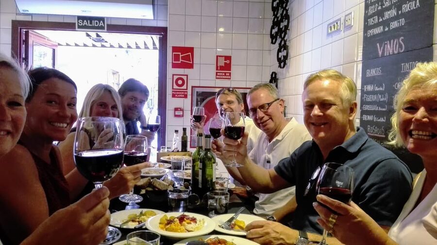 Madrid: Wine & Tapas Lunch tour - Finding the tour at Plaza de Isabel II (and why it matters)