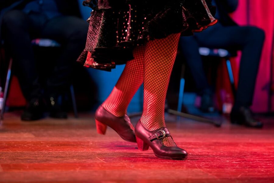 Málaga: Flamenco Course 4pm + 1-Hour Show, 3 Tapas and Drink - Inside the Show: Dancers, Singers, and Guitar in a Close Room