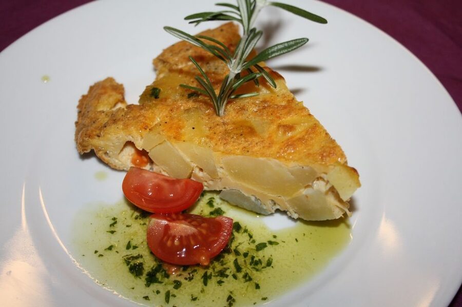 Malaga: Flamenco, Tapas, and Wine Tour - Wine and Tapas Lessons: How the Guide Turns Sips Into Context