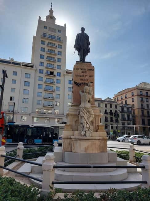 Málaga: Highlights Walking Tour with Drinks and Tapas - Meeting up at Alameda Principal and spotting your guide fast