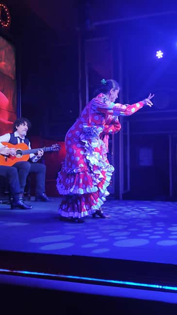 Malaga: Paella and Tapas Tour with The Best Flamenco Show - First Stop: A Local Bar for Wine and a Fast Malaga Orientation