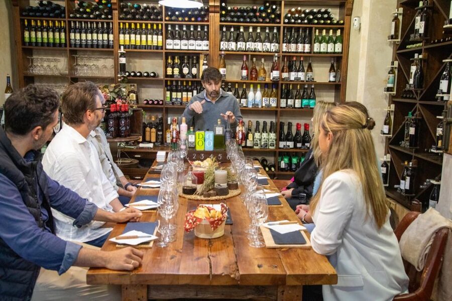 Marbella: Tour of the Old Town with Tapas & Wine - The 3-hour pace: short walks, enough time to enjoy
