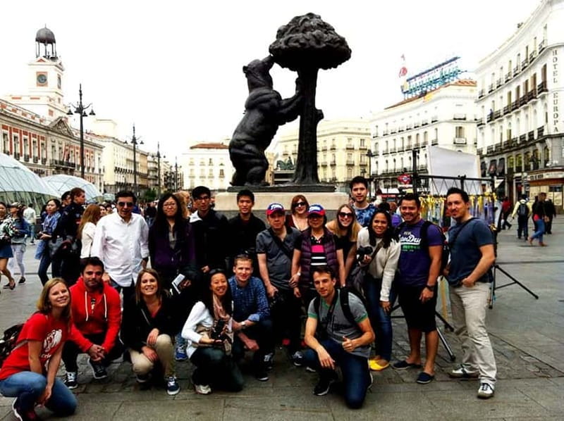 Mysteries & Tapas Tour in Madrid + Pub Crawl - The guide factor: why it can make or break the evening