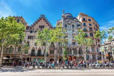 Night Tapas Walking Tour in Barcelona Modernist Area with Small Group and Dinner - Passeig de Gràcia and pintxos: northern Spain in bite-size form