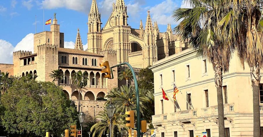 Palma authentically. Small group City tour with tapas - Small group pace: why max 8 people matters in Palma