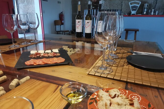PREMIUM TASTING and TAPAS with GUIDED TOUR - The 1-hour plan: what happens start to finish
