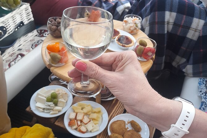 Private tapas tuk tuk tour through Lisbon - Why this Lisbon evening tuk tuk loop makes sense
