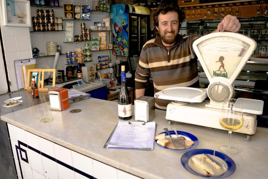Seville: Morning Market & Tapas Tour - Coffee at C. Resolana: The Quick Lesson Between Bites