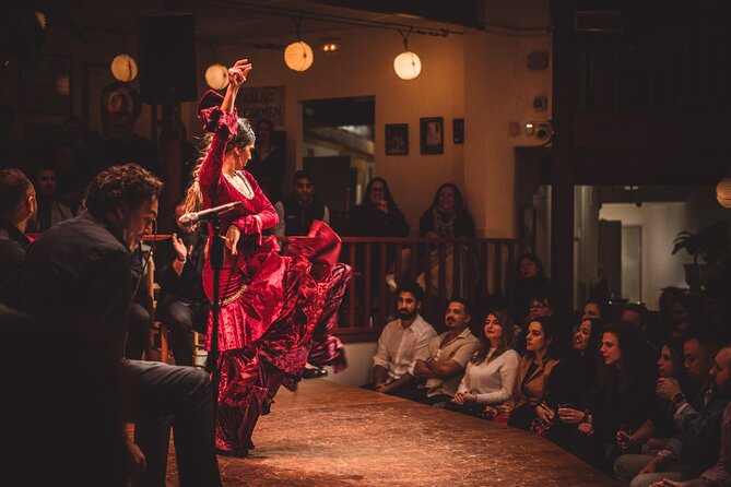 Seville Private Tapas & Wine Experience with Flamenco Show - Casco Antiguo to Giralda area: why this first hour matters
