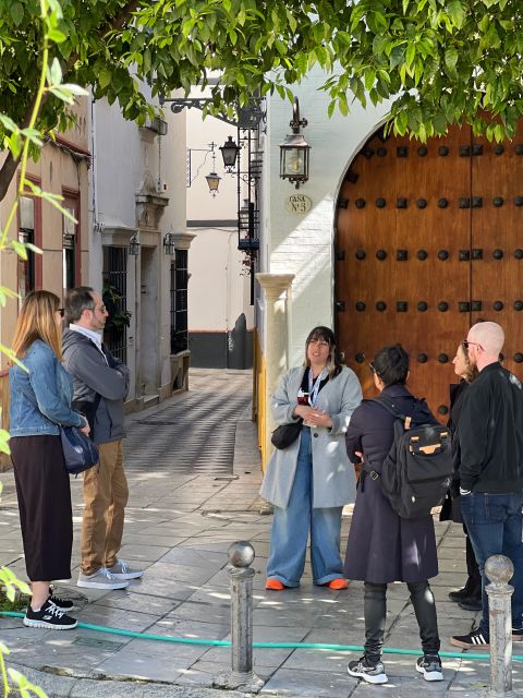 Seville: Small Group Jewish Quarter Tour with Tapas & Drinks - Plaza del Triunfo to Santa Cruz: why this route works