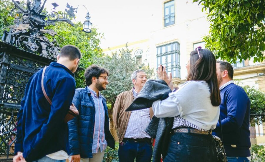 Seville: Small Group Jewish Quarter Tour with Tapas & Drinks - Iglesia de Santa María la Blanca and the people behind the past