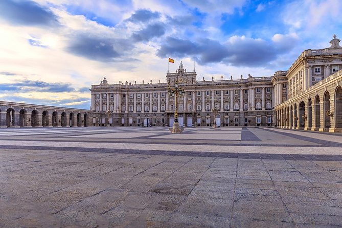 Skip-the-line Madrid Royal Palace with tapas tasting & Retiro Park - Meeting at Puerta de Alcalá: simple start, easy confusion risk