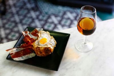 Tapas Food Tour in Jerez de la Frontera - How the tour actually runs: short walking, built-in restaurant stops