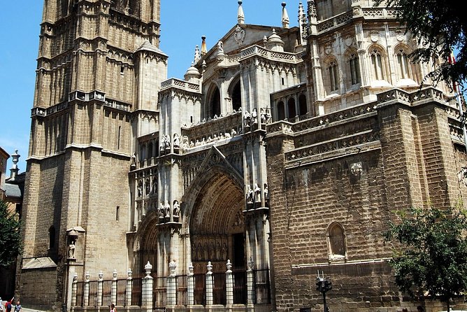 Toledo Tour with Tapas, Wine Tasting and Optional 3 Monuments - Casco Histórico de Toledo: guided storytelling through the old streets