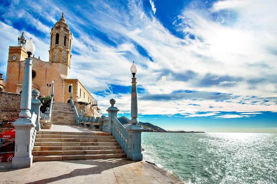 Tour in Sitges ( Bcn): Cultural diversity, tapas and beach - Old town walking with Jaki: churches, architecture, and street stories