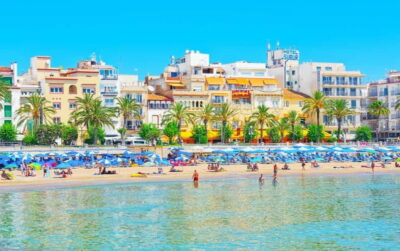 Tour in Sitges ( Bcn): Cultural diversity, tapas and beach - Breakfast in a Local Café: Tomato Toast and Coffee