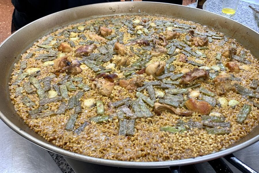 Valencia: Evening Guided Paella Workshop, Tapas, and Drinks - Choosing Valencia paella or seafood paella with salmorreta