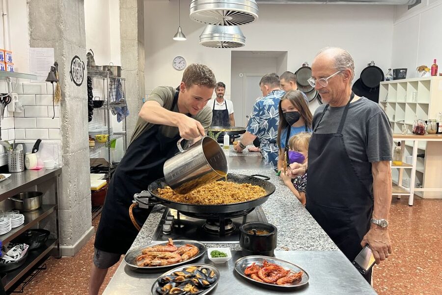 Valencia: Evening Guided Paella Workshop, Tapas, and Drinks - The best part: cooking together, then eating together
