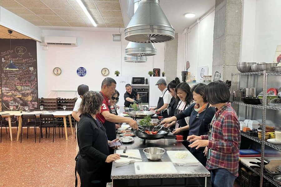 Valencia: Evening Guided Paella Workshop, Tapas, and Drinks - Tapas, sangria, and local drinks: the meal starts before the pan