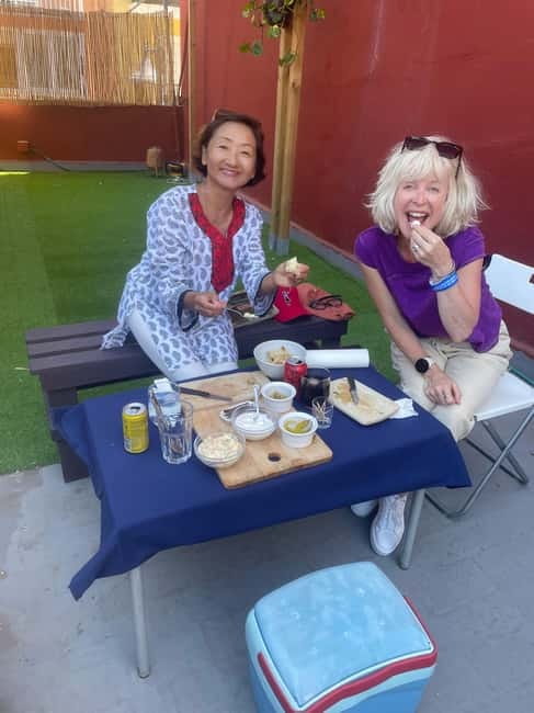 Valencia: Paella Cooking Class with Tapas and Drinks - Tapas and unlimited drinks: the part that keeps the class fun