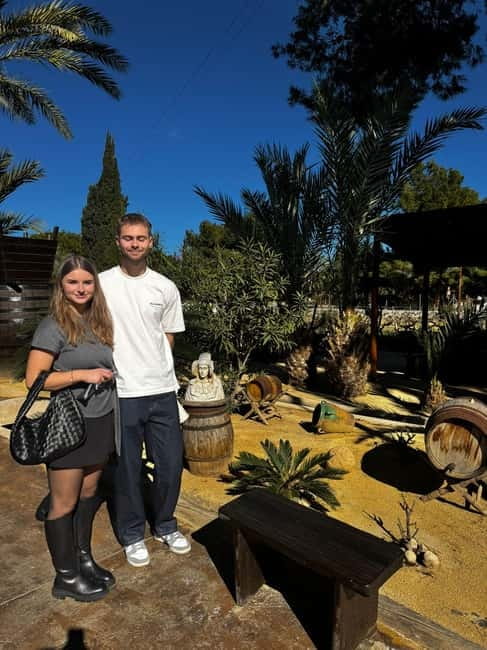 Winery Visit and Tasting in Elche with wines and tapas from Alicante in Van - Languages on the ground: Spanish-French and English support without the usual confusion